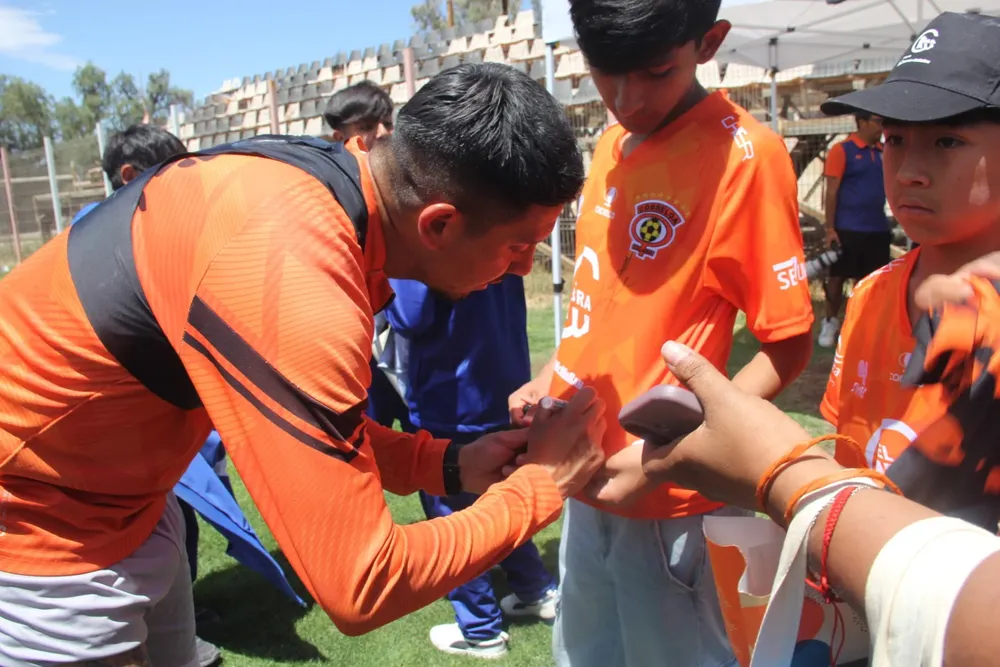 Niños visitan al equipo de Cobreloa