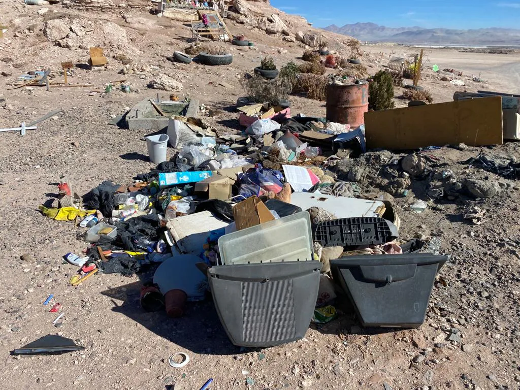 Basura en Cementerio de Mascotas