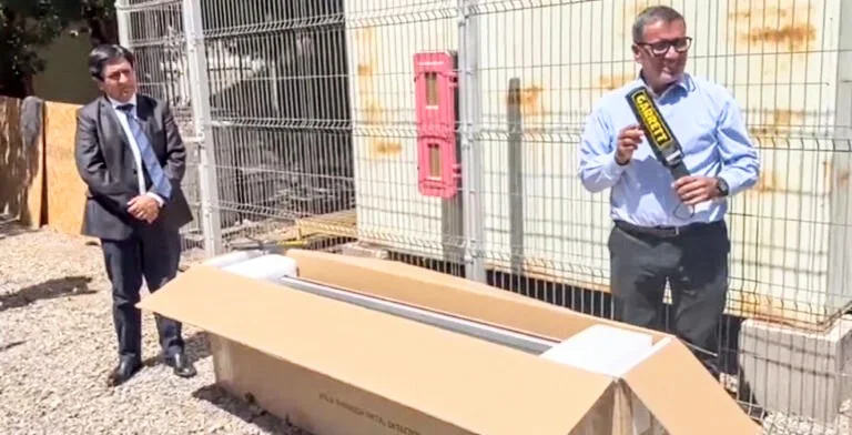 gobernador_entrega_portico_detector_metales-768x392~2