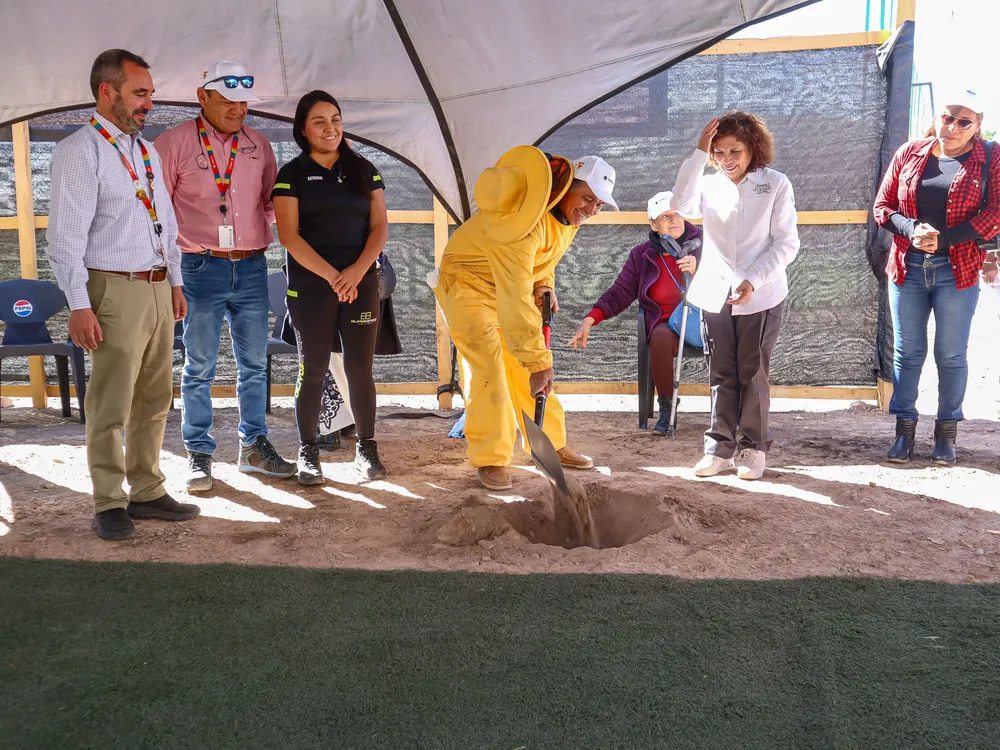 Primera Piedra Asoc. Apicultores Calama_01.jpg