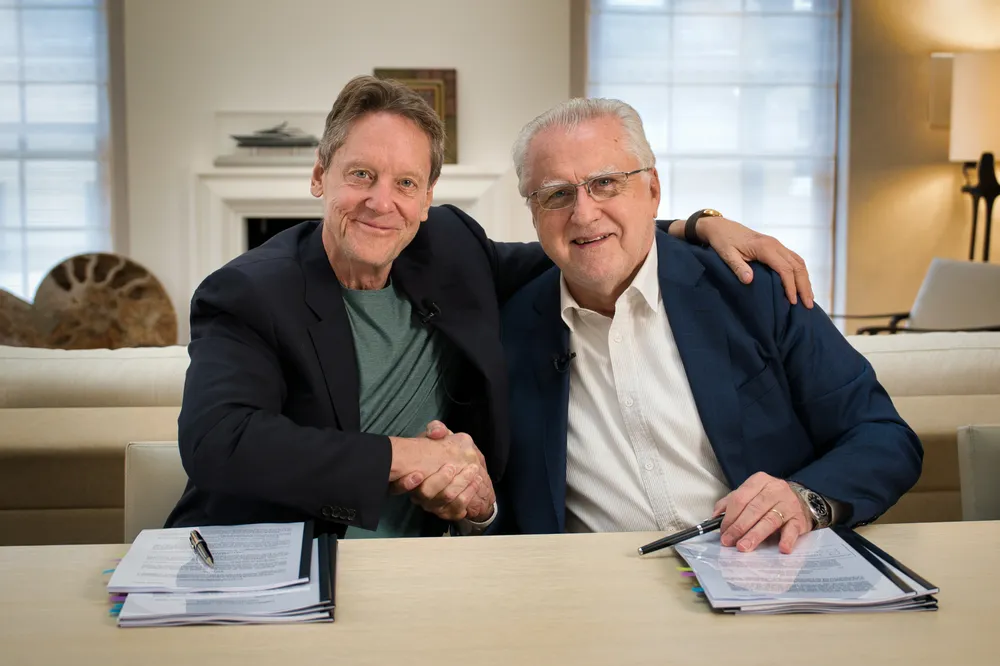 El cofundador de I-Pulse, presidente y director ejecutivo, Robert Friedland; y el presidente del directorio de Codelco, Máximo Pacheco. Crédito de la foto_ Chris Olivoto