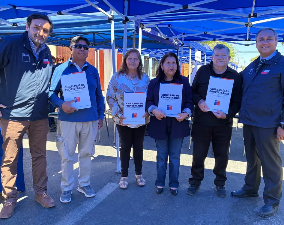 Familias de Calama y San Pedro de Atacama reciben títulos de dominio