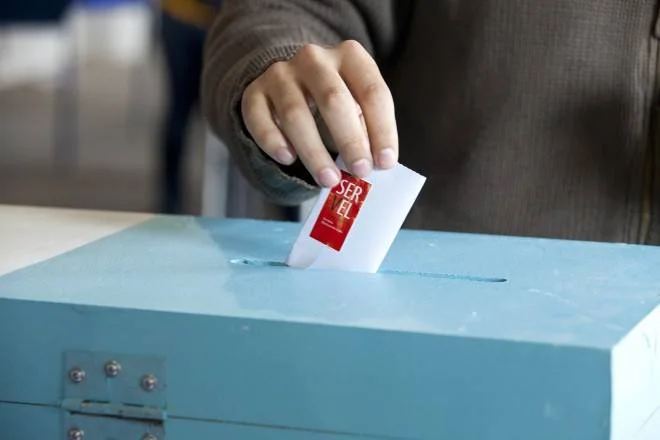urna-voto-elecciones.jpg__1440x2000_q70_subsampling-2