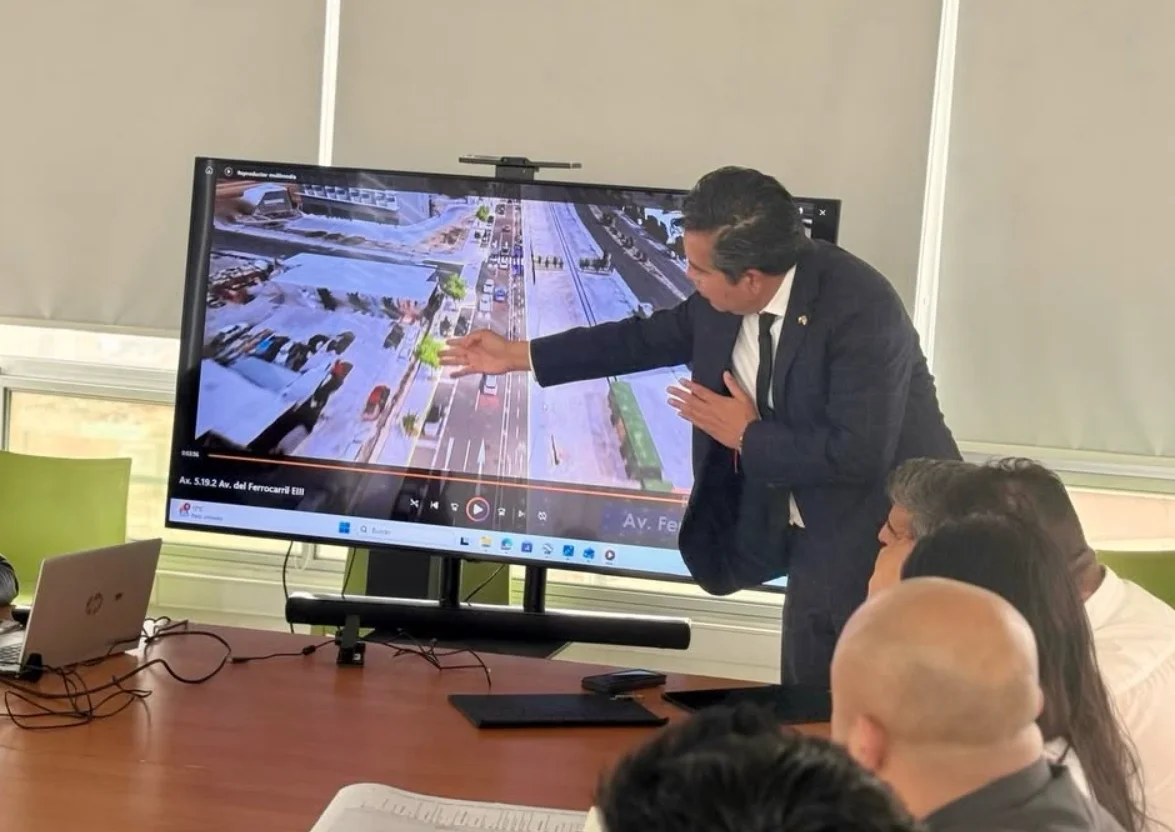 ALCALDE EXPONE PAVIMENTACIÓN