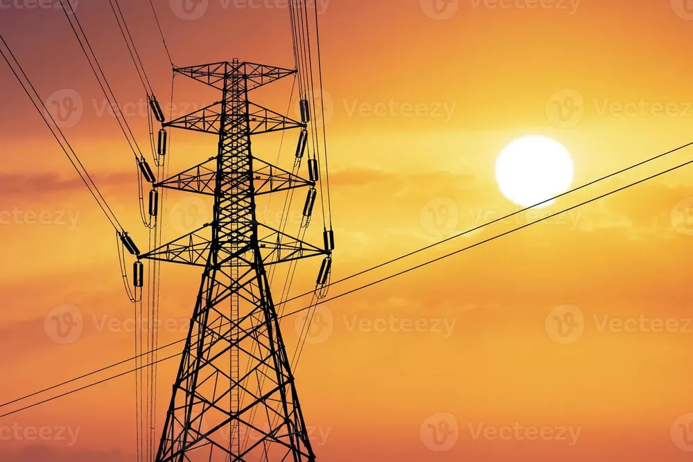 silhouette-of-high-voltage-poles-with-electric-wires-silhouette-of-high-voltage-power-line-cables-in-an-orange-evening-sunset-steel-structure-of-electric-poles-electric-power-transmission-concept-photo